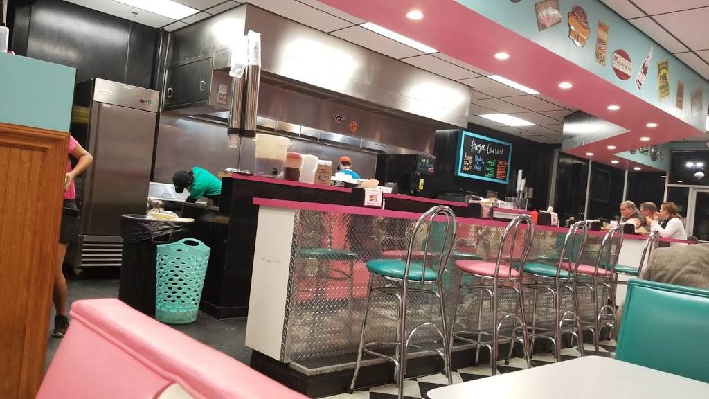 Hwy 55 Burgers Shakes & Fries | restaurant | 1624 State Rd, Cheraw, SC 29520, USA | 8438659192 OR +1 843-865-9192