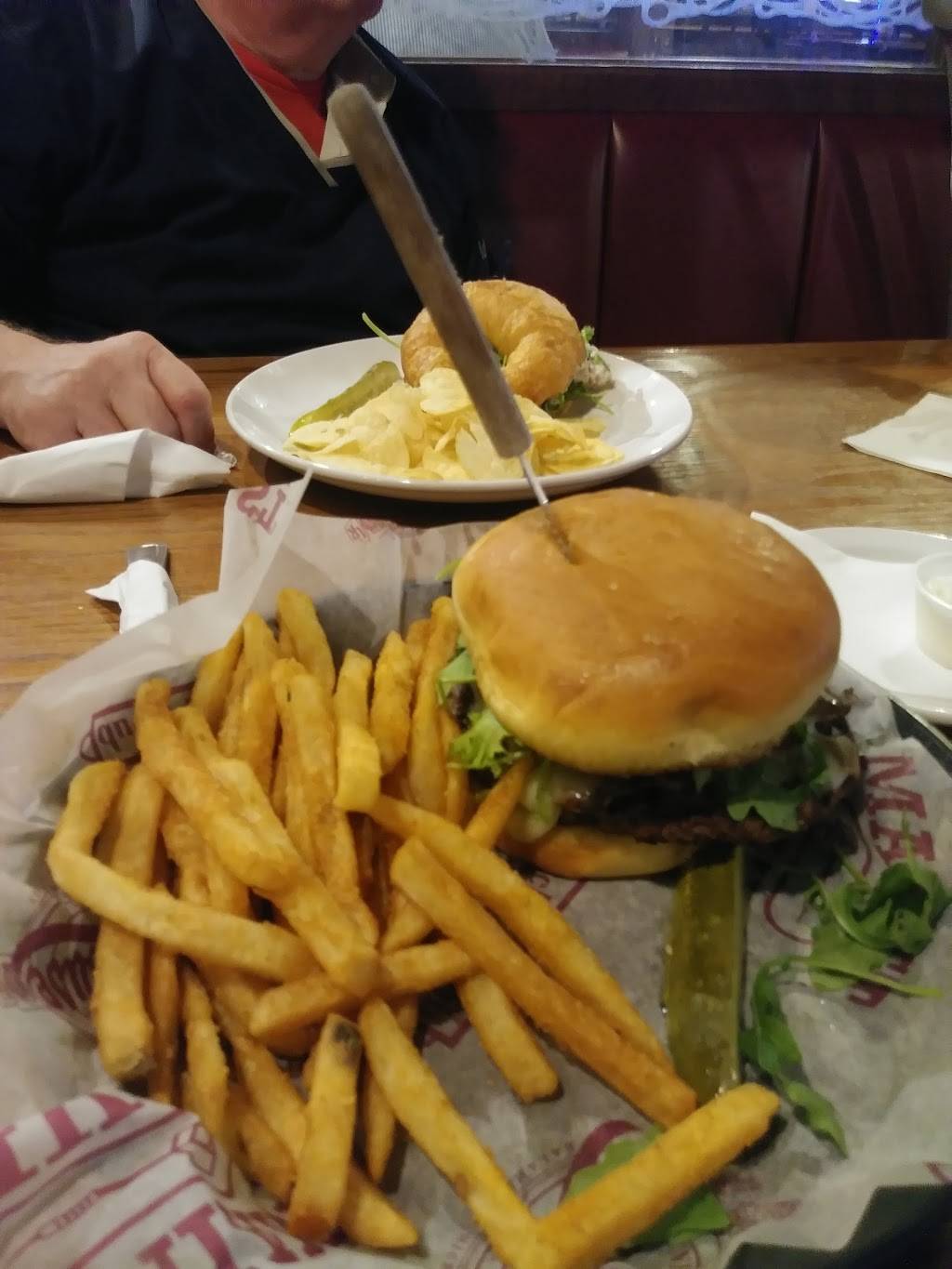 Fletchers Pub Oakland Drive | restaurant | 3013 Oakland Drive # C, Kalamazoo, MI 49008, USA | 2693425208 OR +1 269-342-5208