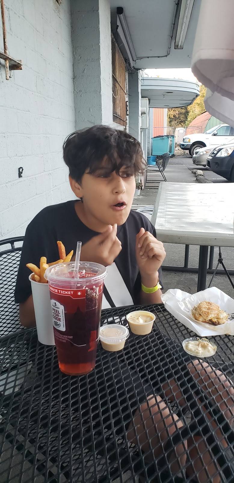 Kozys South Bay In & Out | restaurant | 3425 Shincke Rd NE, Olympia, WA 98506, USA | 3604558543 OR +1 360-455-8543