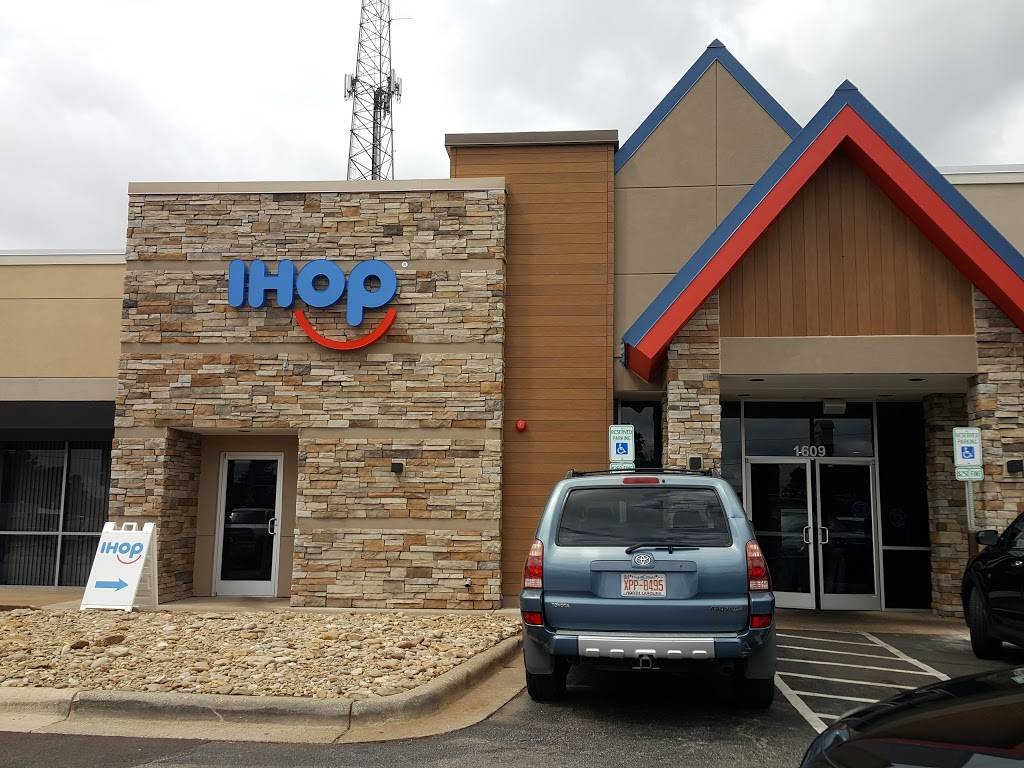 Outback Steakhouse | restaurant | 1611 Westover Terrace, Greensboro, NC 27408, USA | 3362826283 OR +1 336-282-6283