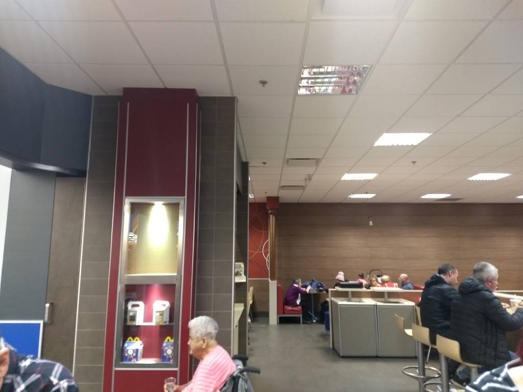 McDonalds | cafe | Wal-Mart - Carrefour, 4520 Boulevard des Récollets, Trois-Rivières, QC G9A 4N2, Canada | 8193735408 OR +1 819-373-5408