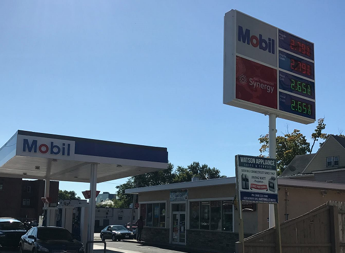 Save On Mobil // Farmhouse Kitchen | restaurant | 605 Albany Ave, Hartford, CT 06112, USA | 8605191426 OR +1 860-519-1426