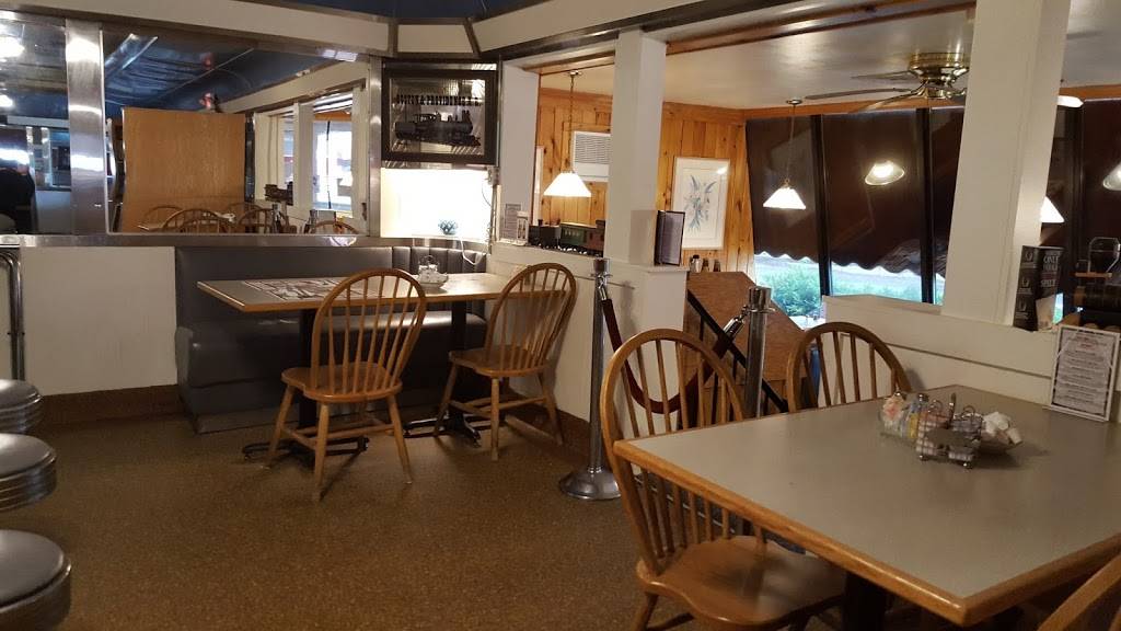 Bernies Dining Depot | restaurant | 749 James St, Chicopee, MA 01020, USA | 4135399268 OR +1 413-539-9268