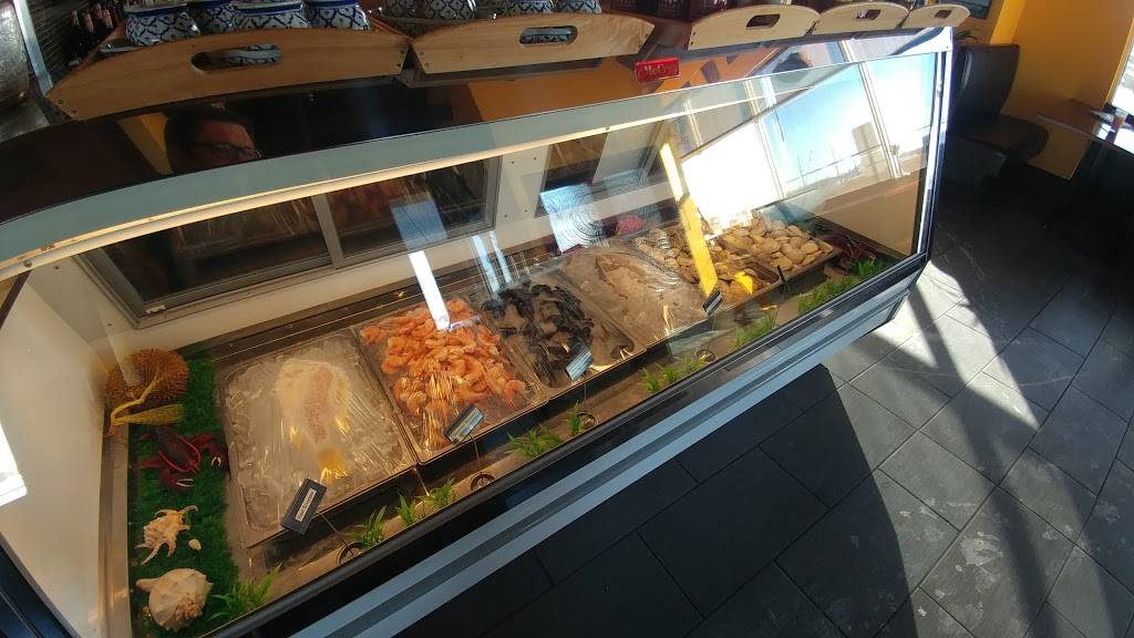 Sriracha Thai Bistro and Oyster Bar | restaurant | 2900 River Dr #118, Moline, IL 61265, USA | 3095173145 OR +1 309-517-3145