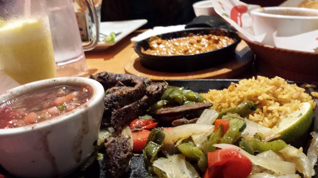 Chilis Grill & Bar | meal takeaway | 2105 NJ-35 #101, Holmdel, NJ 07733, USA | 7326712273 OR +1 732-671-2273