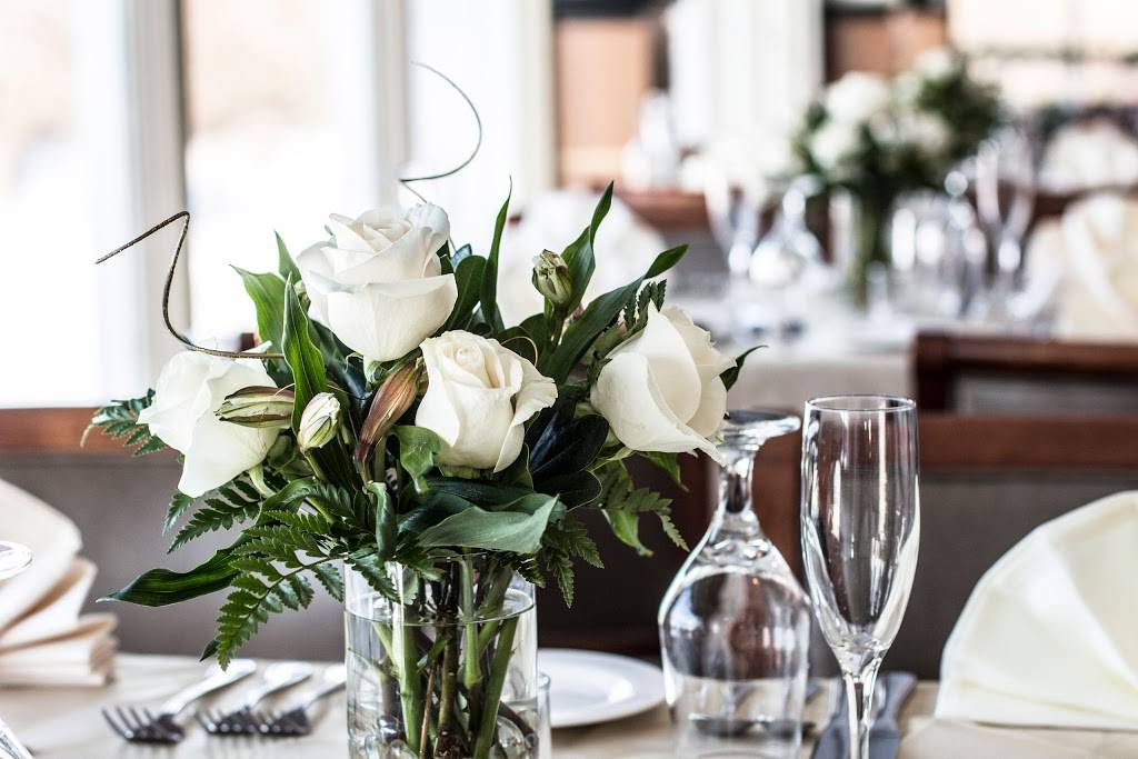 Maple Bluff Country Club | restaurant | 500 Kensington Dr, Madison, WI 53704, USA | 6082492144 OR +1 608-249-2144