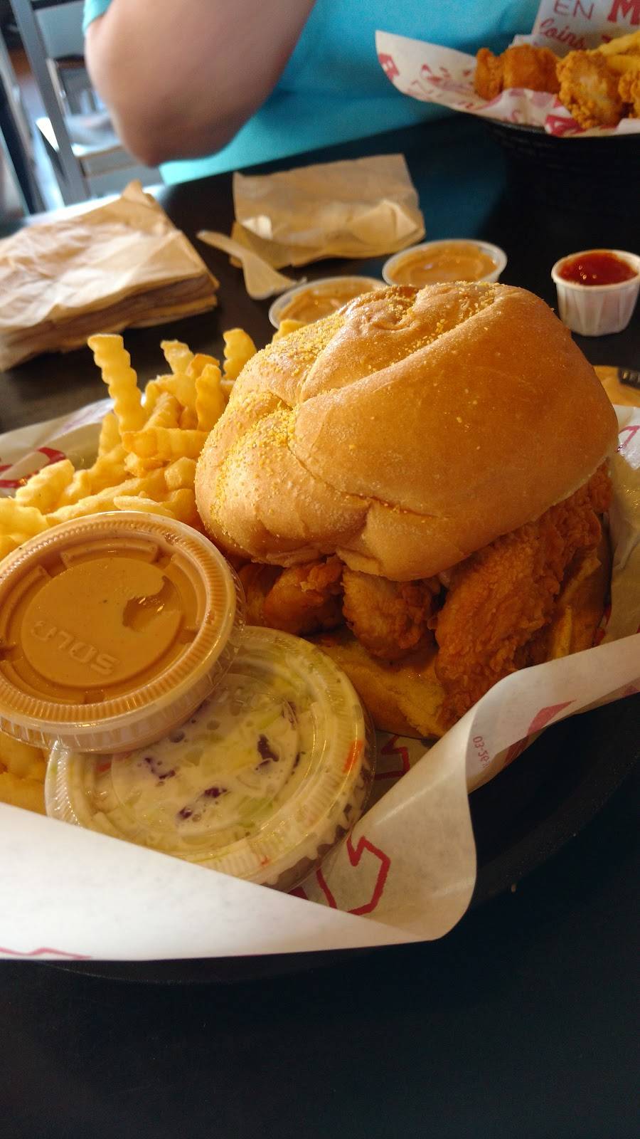 Raising Canes Chicken Fingers | meal takeaway | 7501 W 135th St, Overland Park, KS 66223, USA | 9132390449 OR +1 913-239-0449