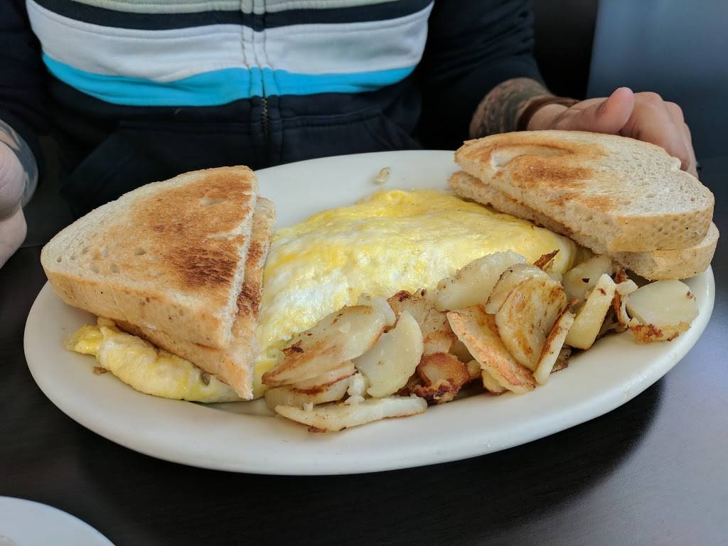 Candys Diner | restaurant | 21874 Old Valley Pike, Woodstock, VA 22664, USA | 5404594292 OR +1 540-459-4292