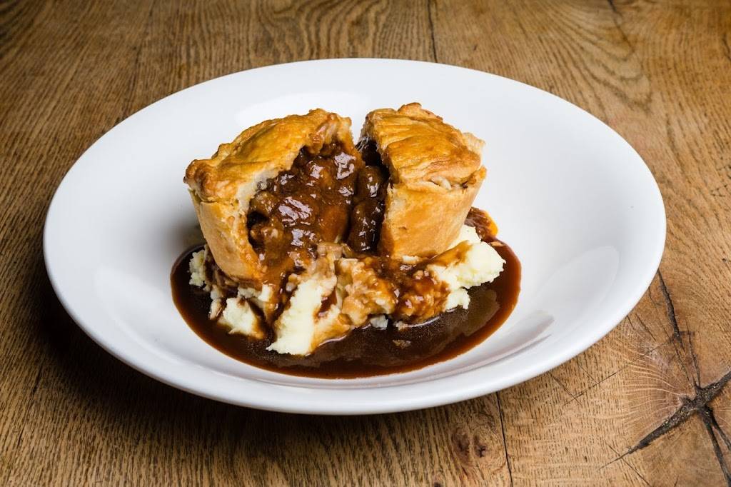 Fionn MacCools | restaurant | 17315 Leslie St, Newmarket, ON L3Y 0A4, Canada | 9058987899 OR +1 905-898-7899