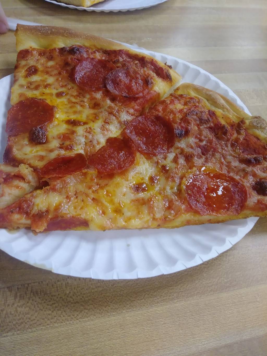 Louies Pizza House | restaurant | 126 E Main St, Waterbury, CT 06702, USA | 2037542998 OR +1 203-754-2998