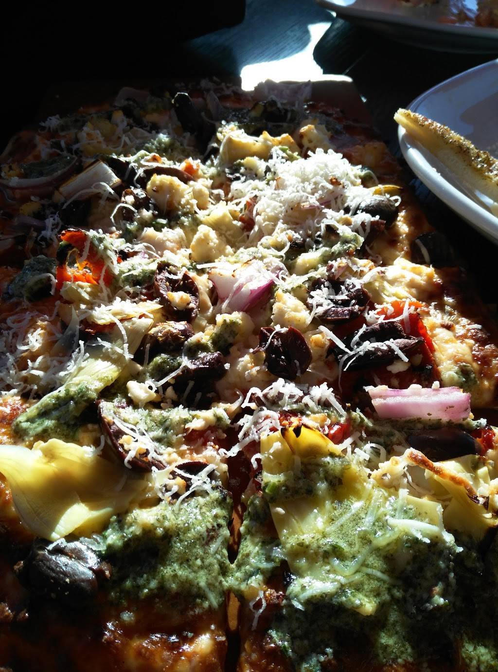 Boston Pizza | restaurant | 221 Glendale Ave, St. Catharines, ON L2T 2K9, Canada | 9056871991 OR +1 905-687-1991