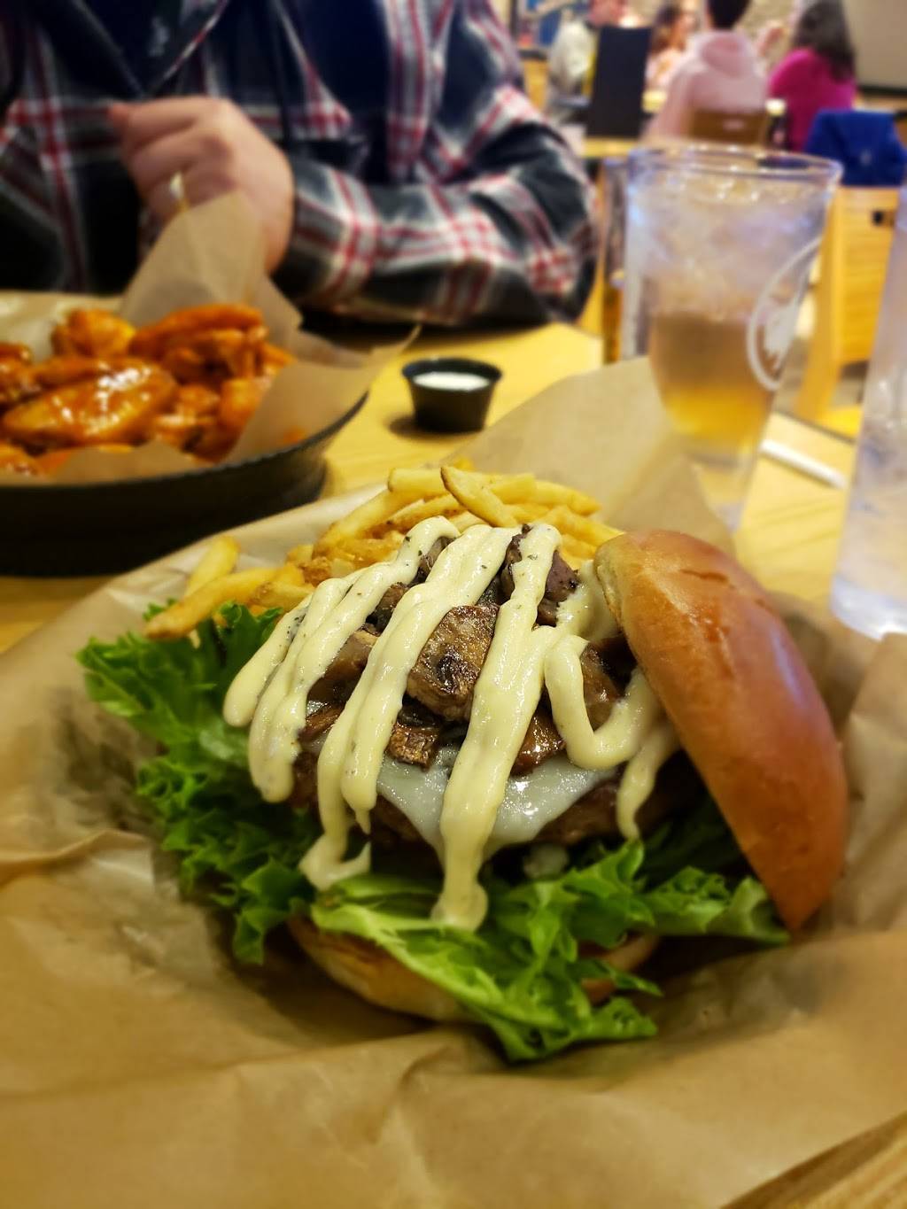 Buffalo Wild Wings | restaurant | 7732 Richmond Hwy, Alexandria, VA 22306, USA | 7036195090 OR +1 703-619-5090