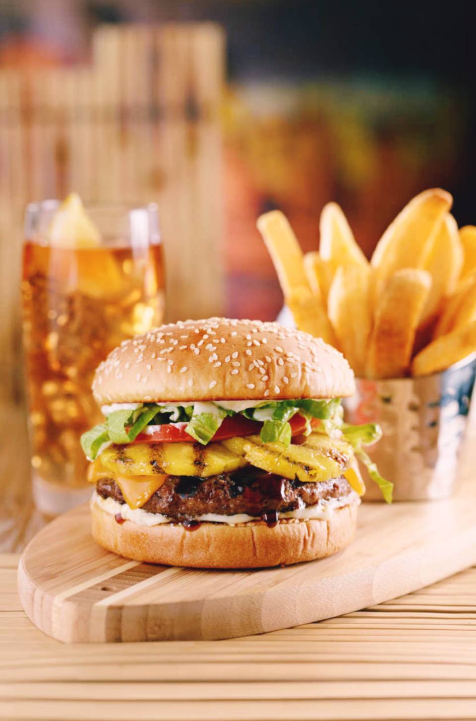 Red Robin Gourmet Burgers and Brews | restaurant | 15780 Hall Rd, Clinton Twp, MI 48038, USA | 5862869236 OR +1 586-286-9236