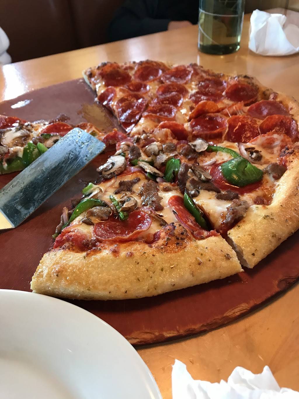 Pizza Hut | restaurant | 711 S Memorial Dr, New Castle, IN 47362, USA | 7655292992 OR +1 765-529-2992