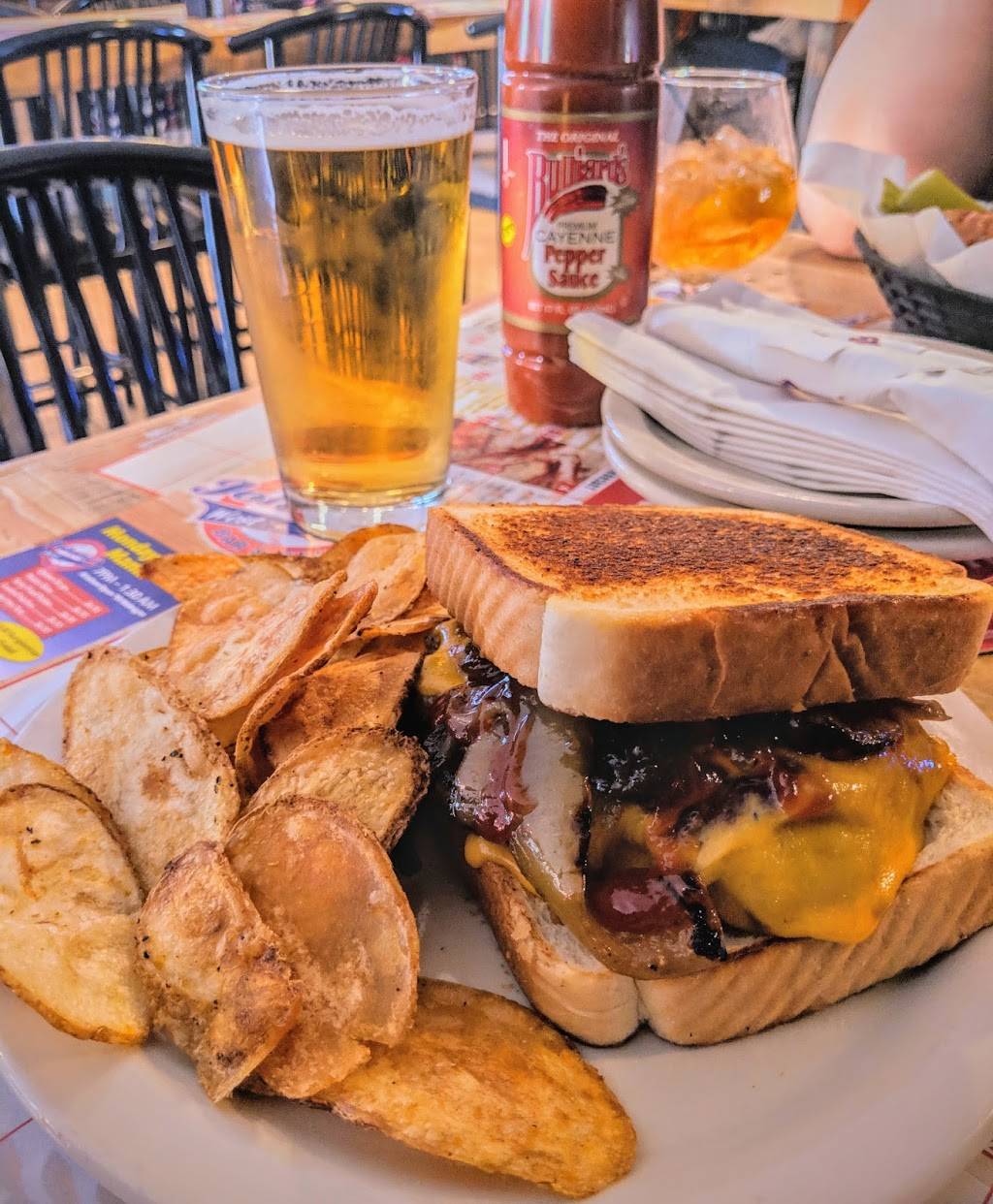 Johnnys West Sports Bar & Grill | restaurant | 12068 Dorsett Rd, Maryland Heights, MO 63043, USA | 3147365646 OR +1 314-736-5646