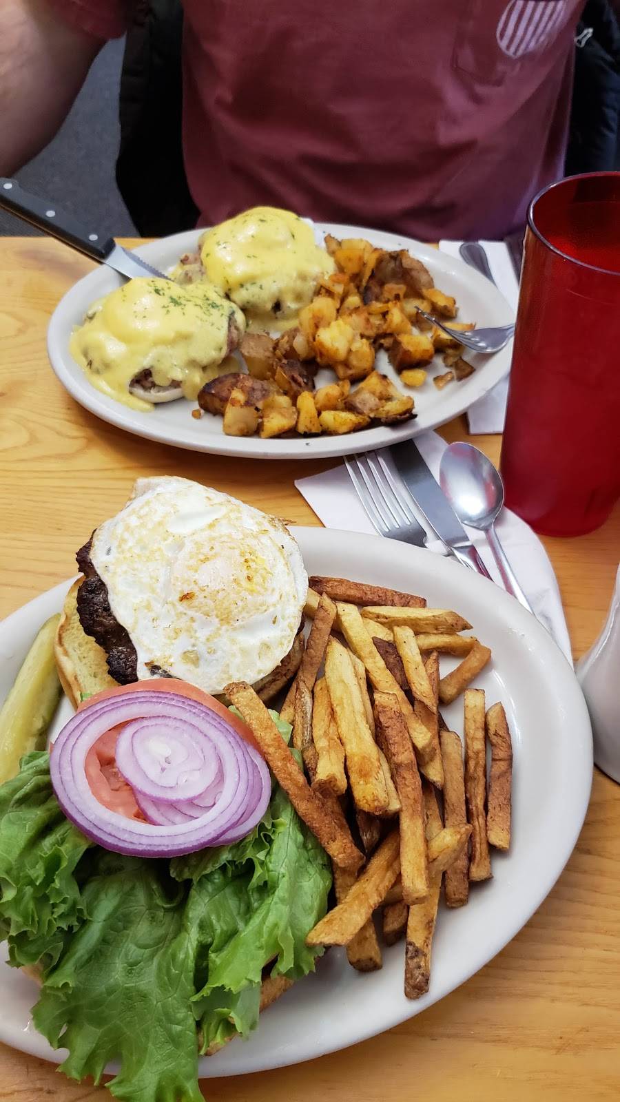 Betseys Dots of Dover | restaurant | 2 Mountain Park Plaza, West Dover, VT 05356, USA | 8024646476 OR +1 802-464-6476