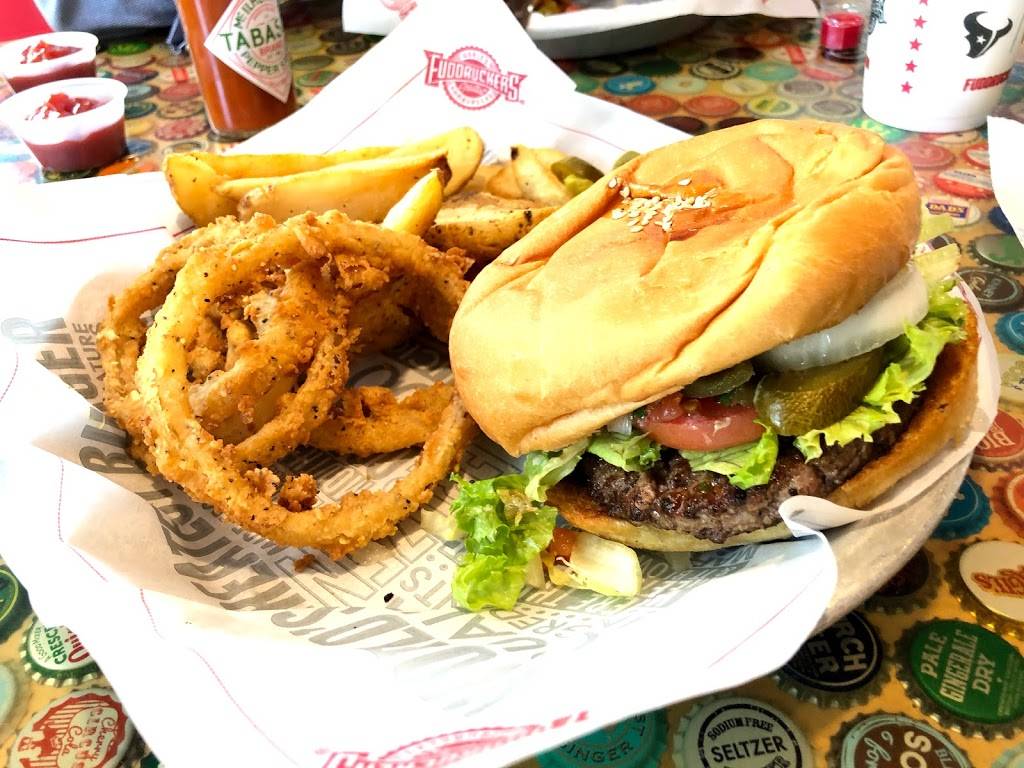Fuddruckers | restaurant | 2400 S MacGregor Way, Houston, TX 77021, USA | 7135881377 OR +1 713-588-1377
