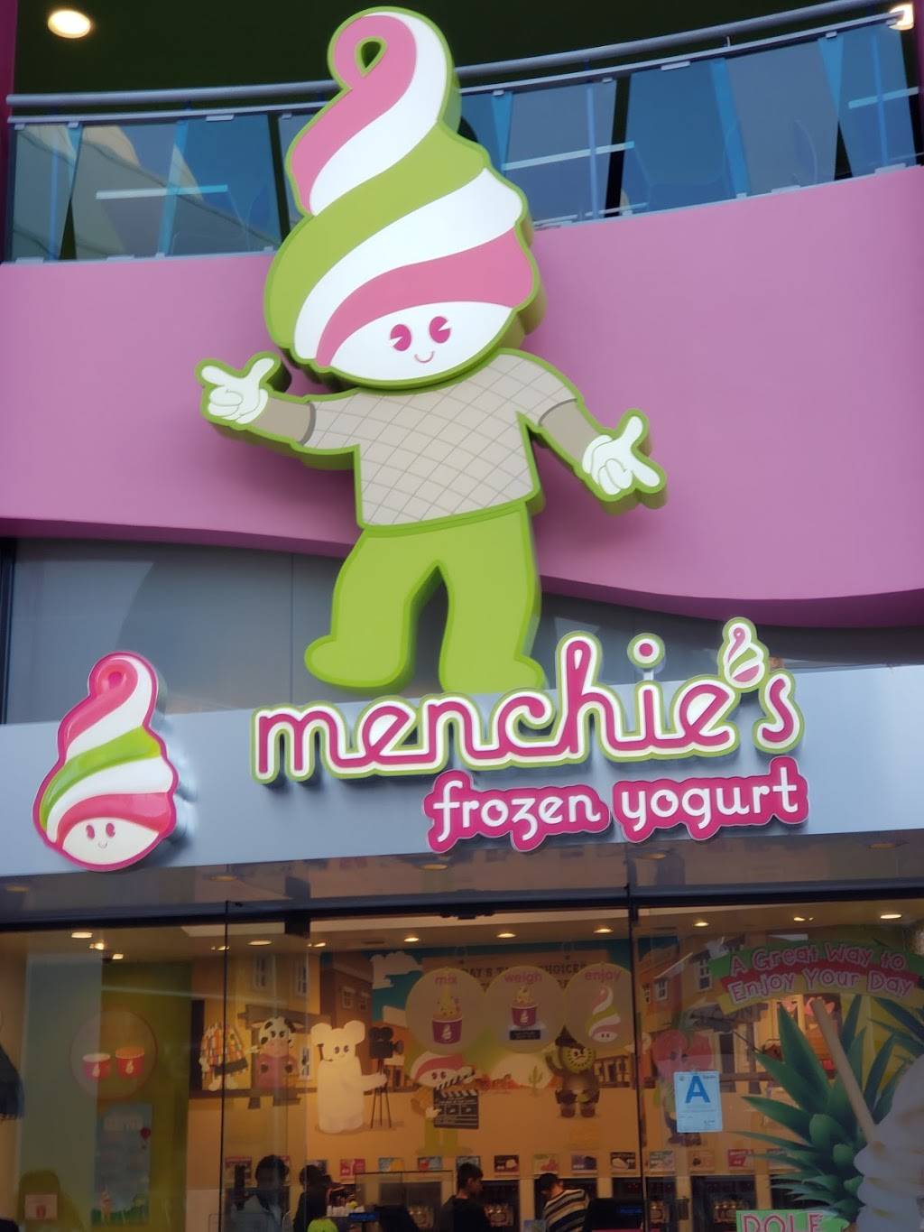 Menchies Frozen Yogurt | bakery | 100 Universal City Plaza, Universal City, CA 91608, USA | 8186224605 OR +1 818-622-4605