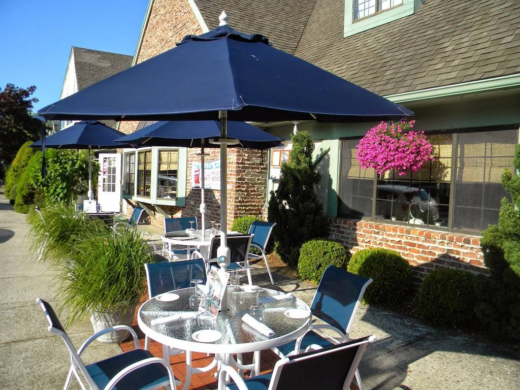 The Plaza Café | restaurant | 61 Hill St, Southampton, NY 11968, USA | 6312839323 OR +1 631-283-9323