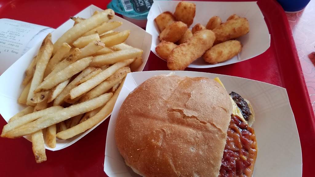 Waynes Drive-In | restaurant | 1331 Covered Bridge Rd, Cedarburg, WI 53012, USA | 2623759999 OR +1 262-375-9999