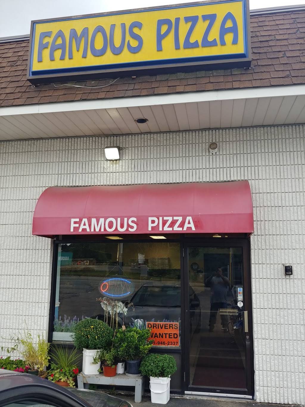 Famous Pizza | restaurant | 2071 Plainfield Pike, Johnston, RI 02919, USA | 4019462337 OR +1 401-946-2337