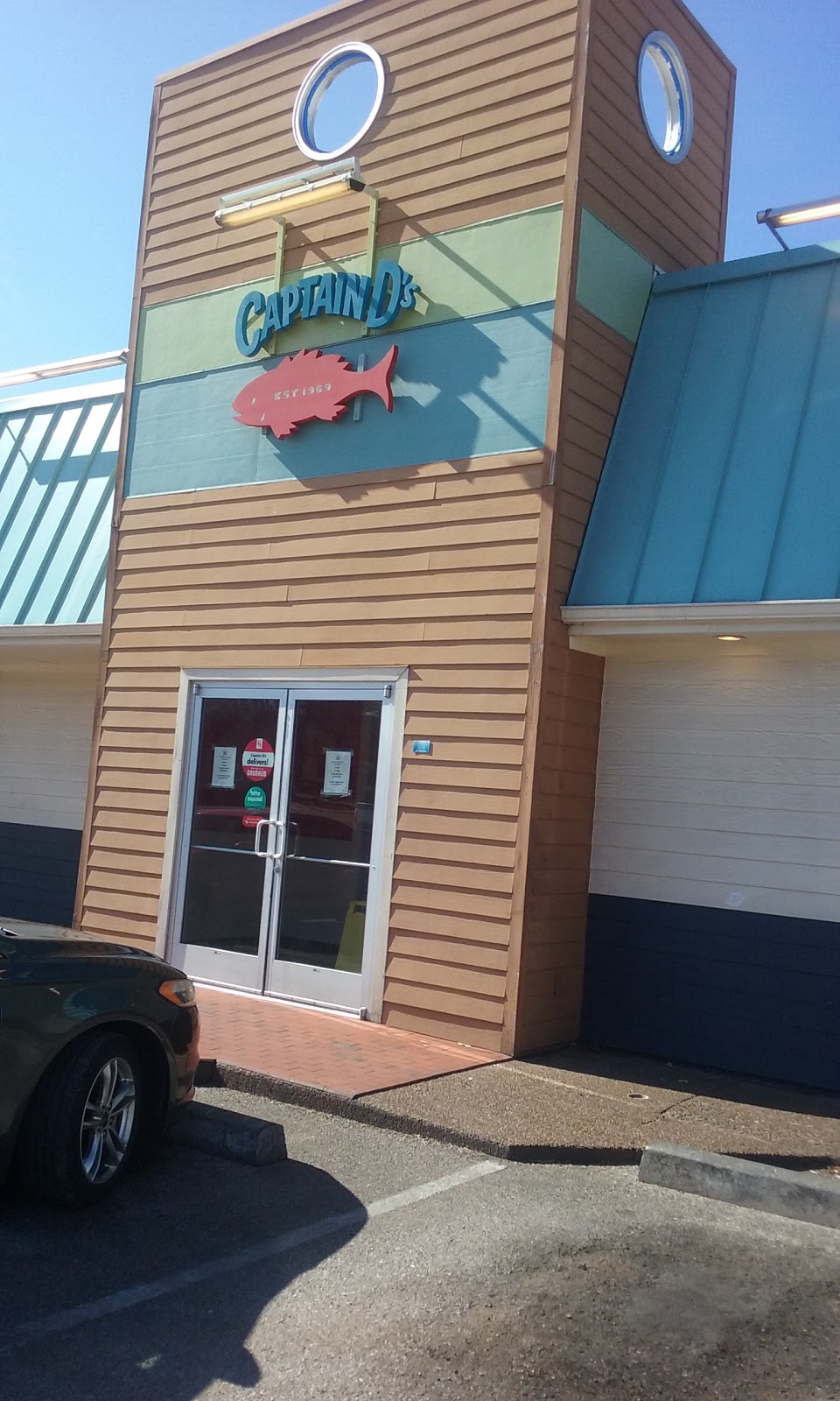 Captain Ds | restaurant | 1690 Union Ave, Memphis, TN 38104, USA | 9012748979 OR +1 901-274-8979