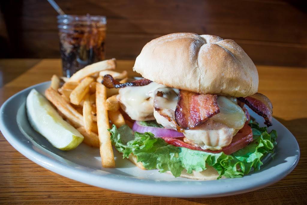 Grammas Kitchen & Checkered Flag | restaurant | 3408 N Plainview Rd, Walcott, IA 52773, USA | 5632845055 OR +1 563-284-5055