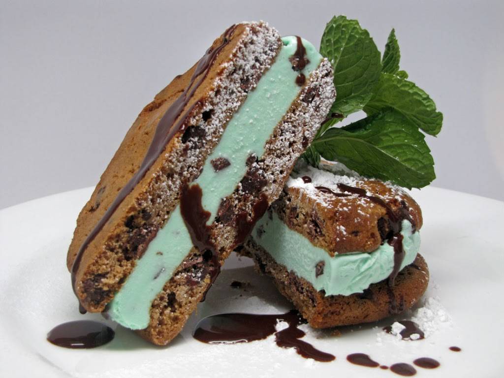 The Pointe Restaurant | restaurant | 82 Bradford St, Provincetown, MA 02657, USA | 5084872365 OR +1 508-487-2365