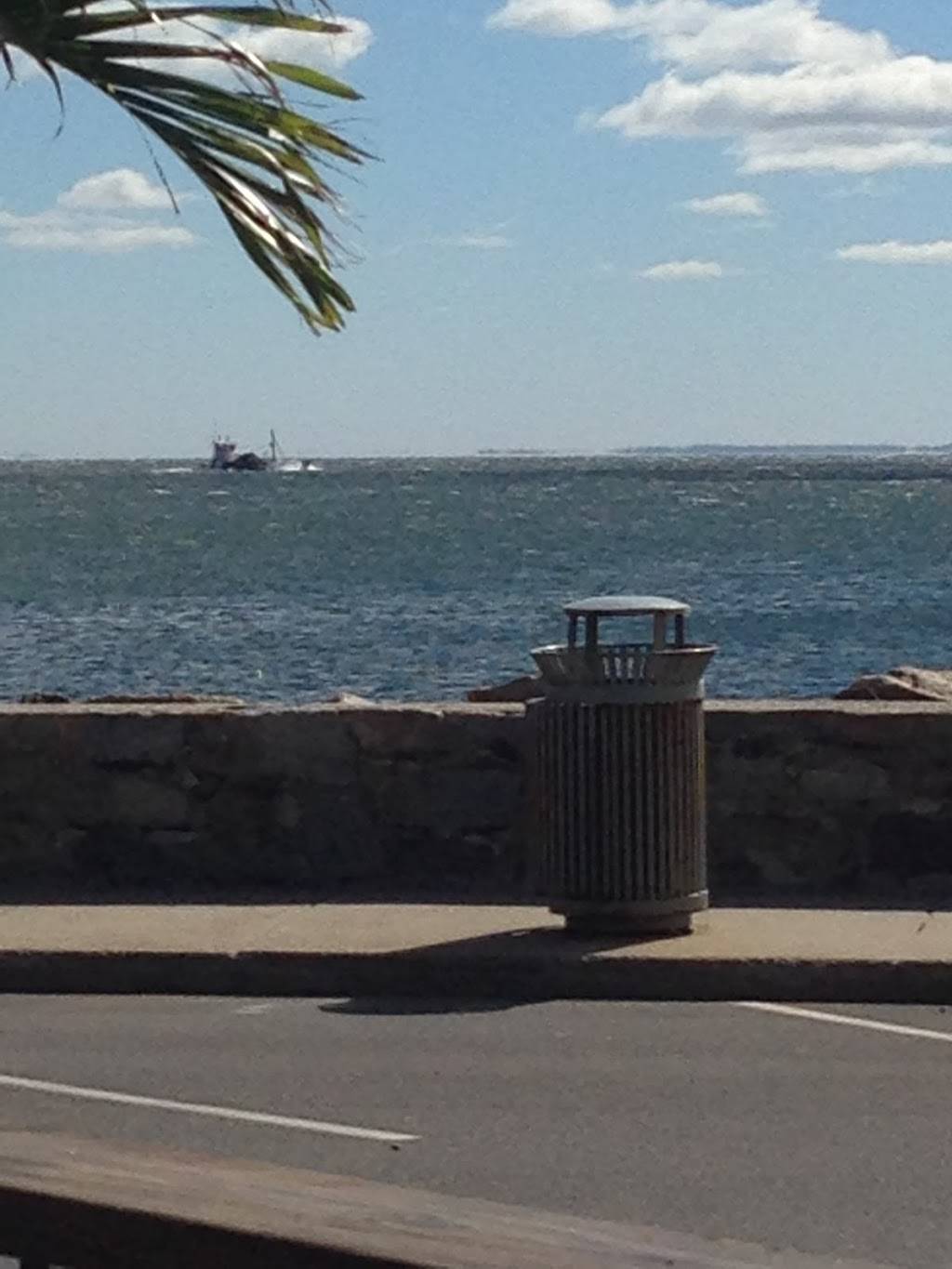 Rileys by the seawall | restaurant | 14 Beach Dr, Stratford, CT 06615, USA | 2036939255 OR +1 203-693-9255