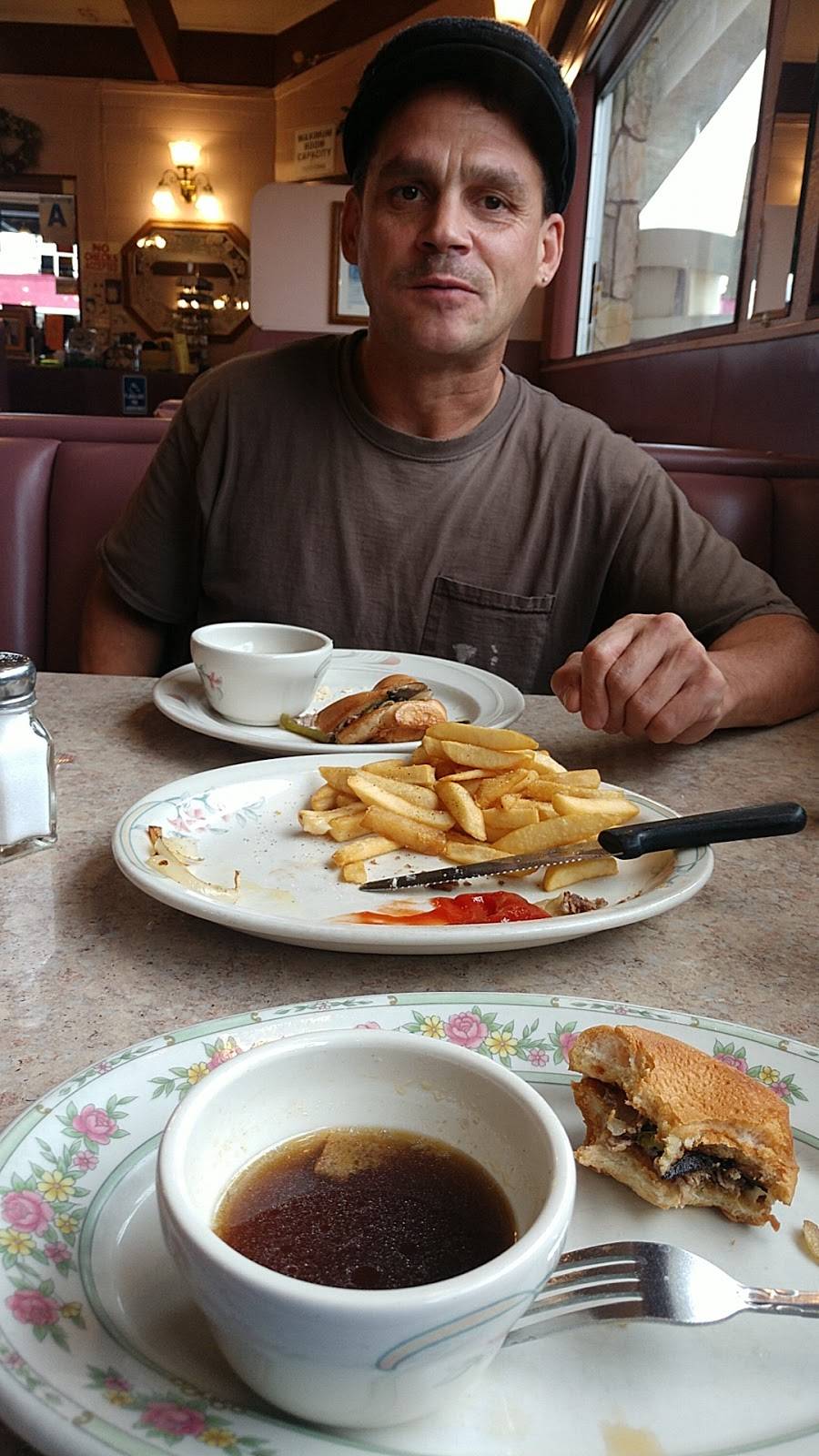 Charlies Family Restaurant | restaurant | 210 N Ivy St, Escondido, CA 92025, USA | 7607381545 OR +1 760-738-1545