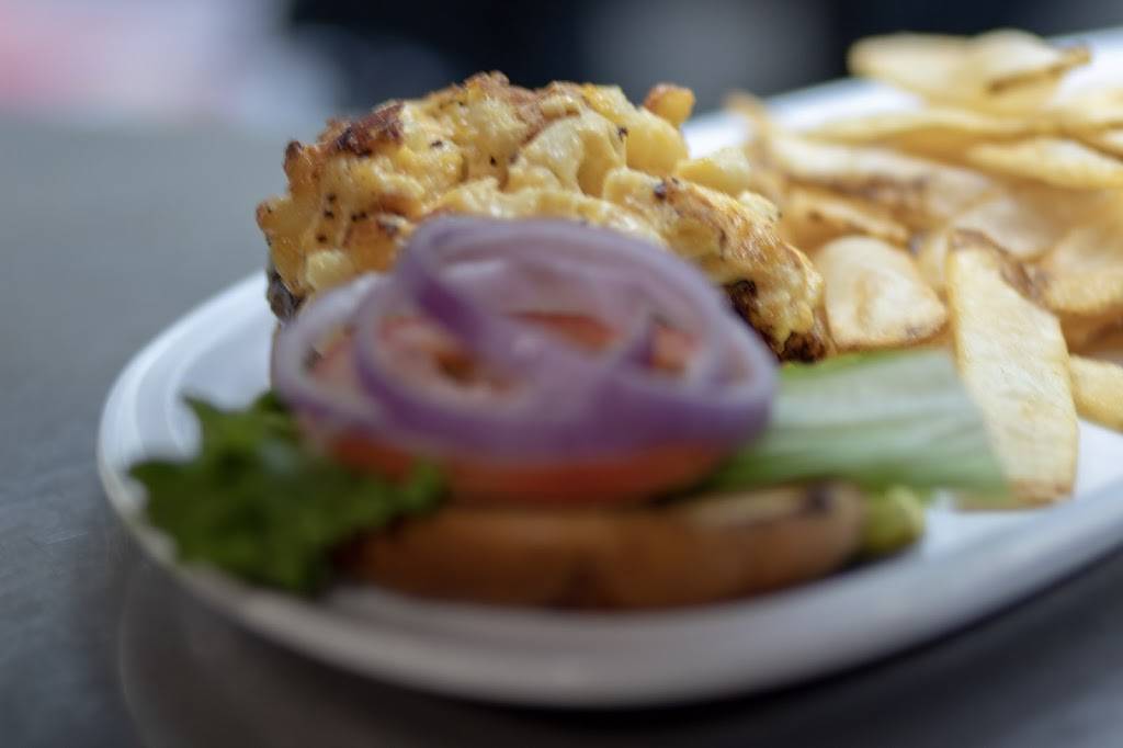 Devinos Sports Bar & Grill | restaurant | 4 Endicott St, Cincinnati, OH 45218, USA | 5139751004 OR +1 513-975-1004