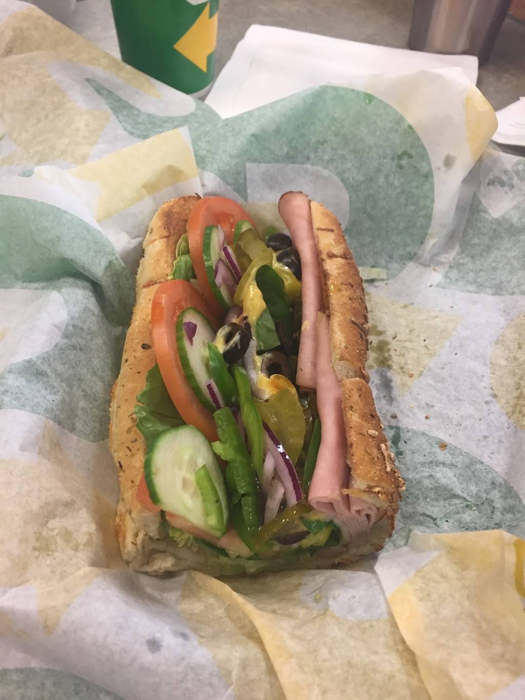Subway | restaurant | 14810 Yonge St Unit C1, Aurora, ON L4G 1N3, Canada | 9058413573 OR +1 905-841-3573