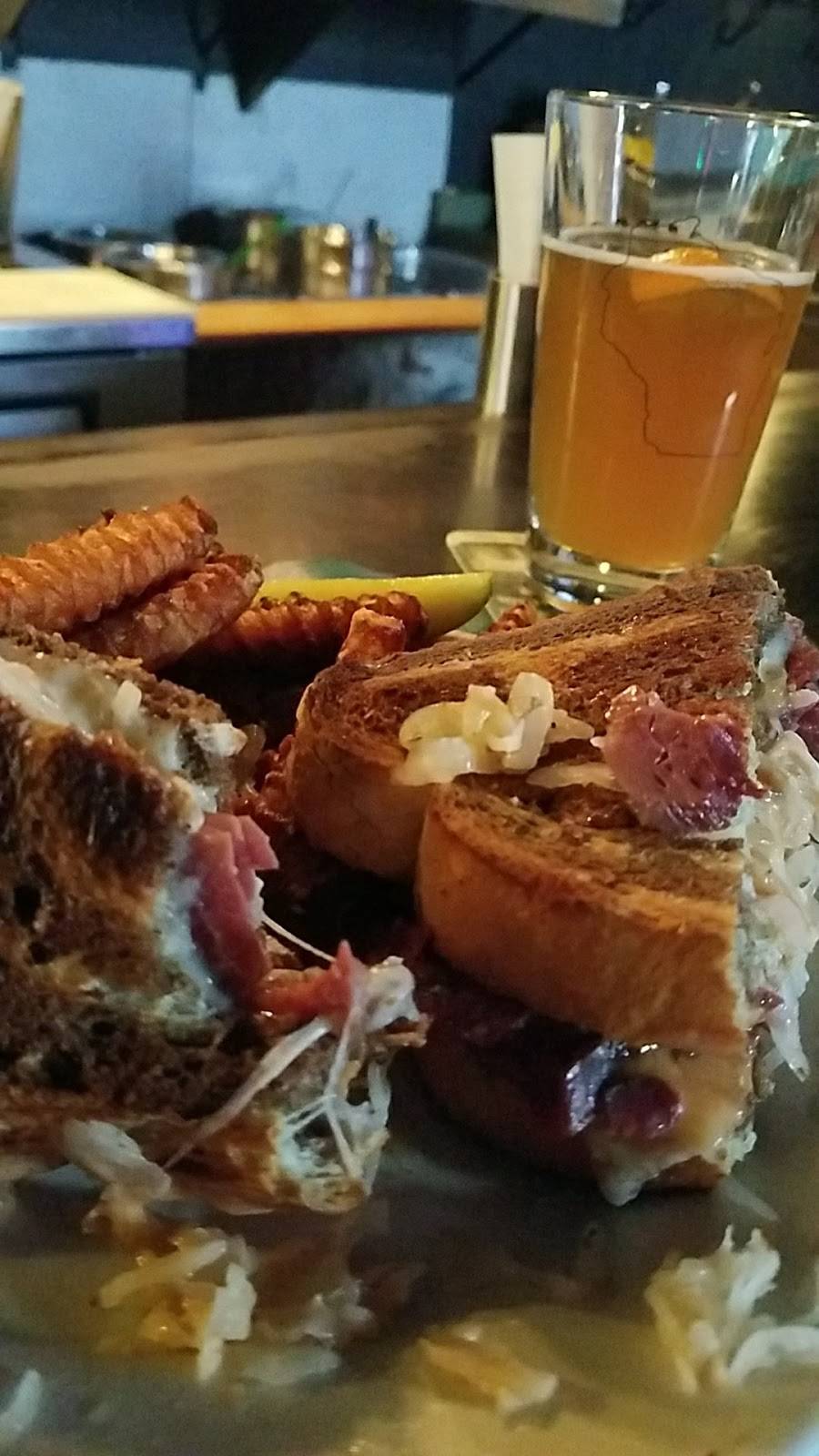 tgs Restaurant & Pub | restaurant | 4120 7th Ave, Kenosha, WI 53140, USA | 2626588080 OR +1 262-658-8080