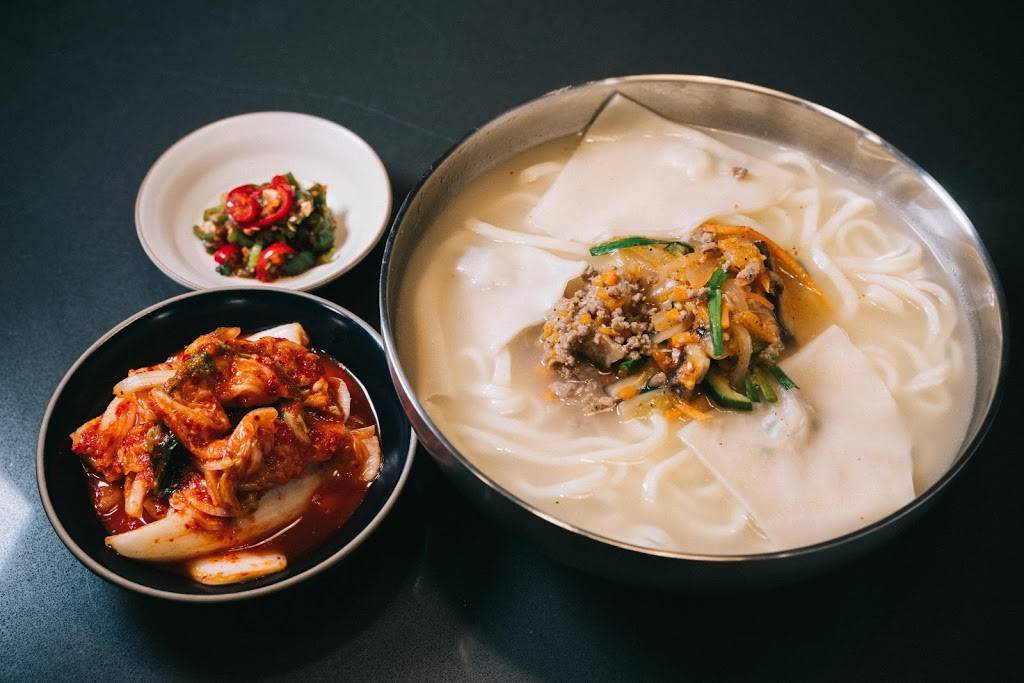 명동교자칼국수 MyeongdongGyoza Kalguksu | restaurant | 7117 Bathurst St #106, Thornhill, ON L4J 2J6, Canada | 9055973911 OR +1 905-597-3911