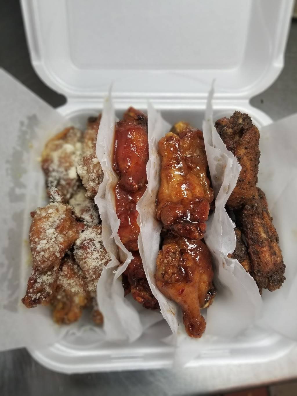 Chicago wings around the world | restaurant | 748 W 61st St, Chicago, IL 60621, USA | 7738912515 OR +1 773-891-2515