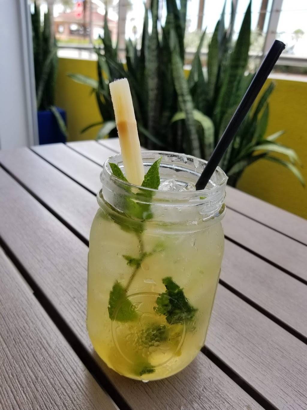 Badfins Food + Brew | restaurant | 215 S Gulfview Blvd, Clearwater, FL 33767, USA | 7274745591 OR +1 727-474-5591