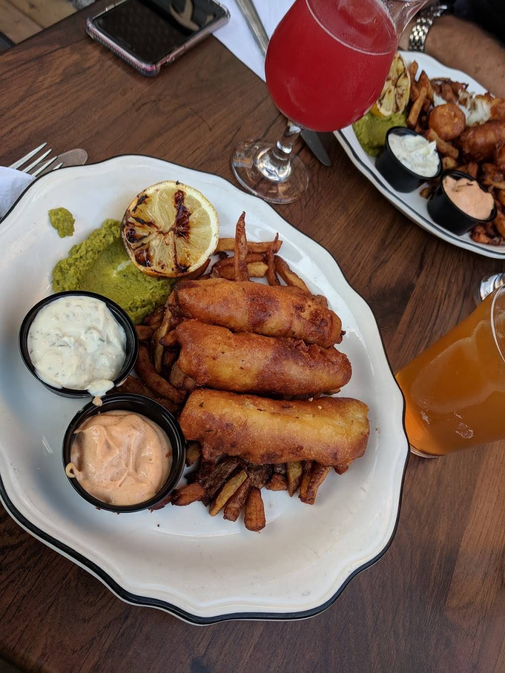 Le Trèfle | restaurant | 4718 Rue Wellington, Verdun, QC H4G 1X3, Canada | 5147623324 OR +1 514-762-3324