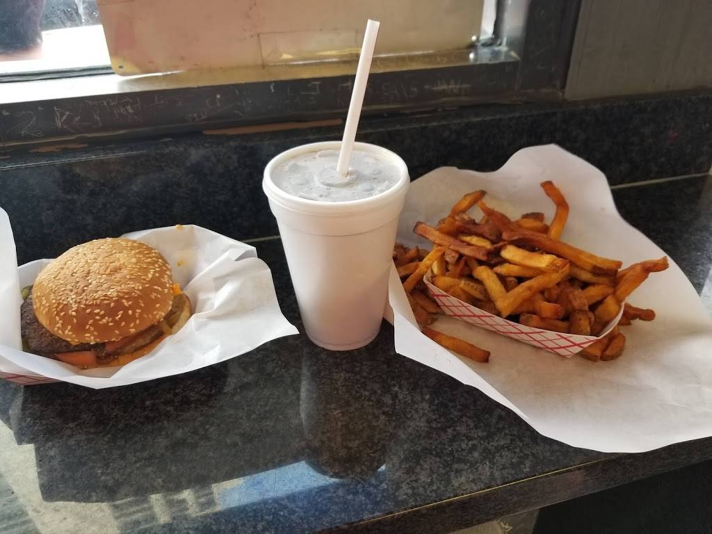 The Wieners Circle | meal takeaway | 2622 N Clark St, Chicago, IL 60614, USA | 7734777444 OR +1 773-477-7444