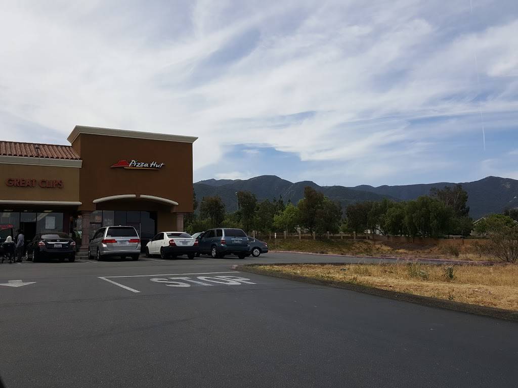 Pizza Hut | restaurant | 360 W Foothill Pkwy, Corona, CA 92882, USA | 9518088844 OR +1 951-808-8844