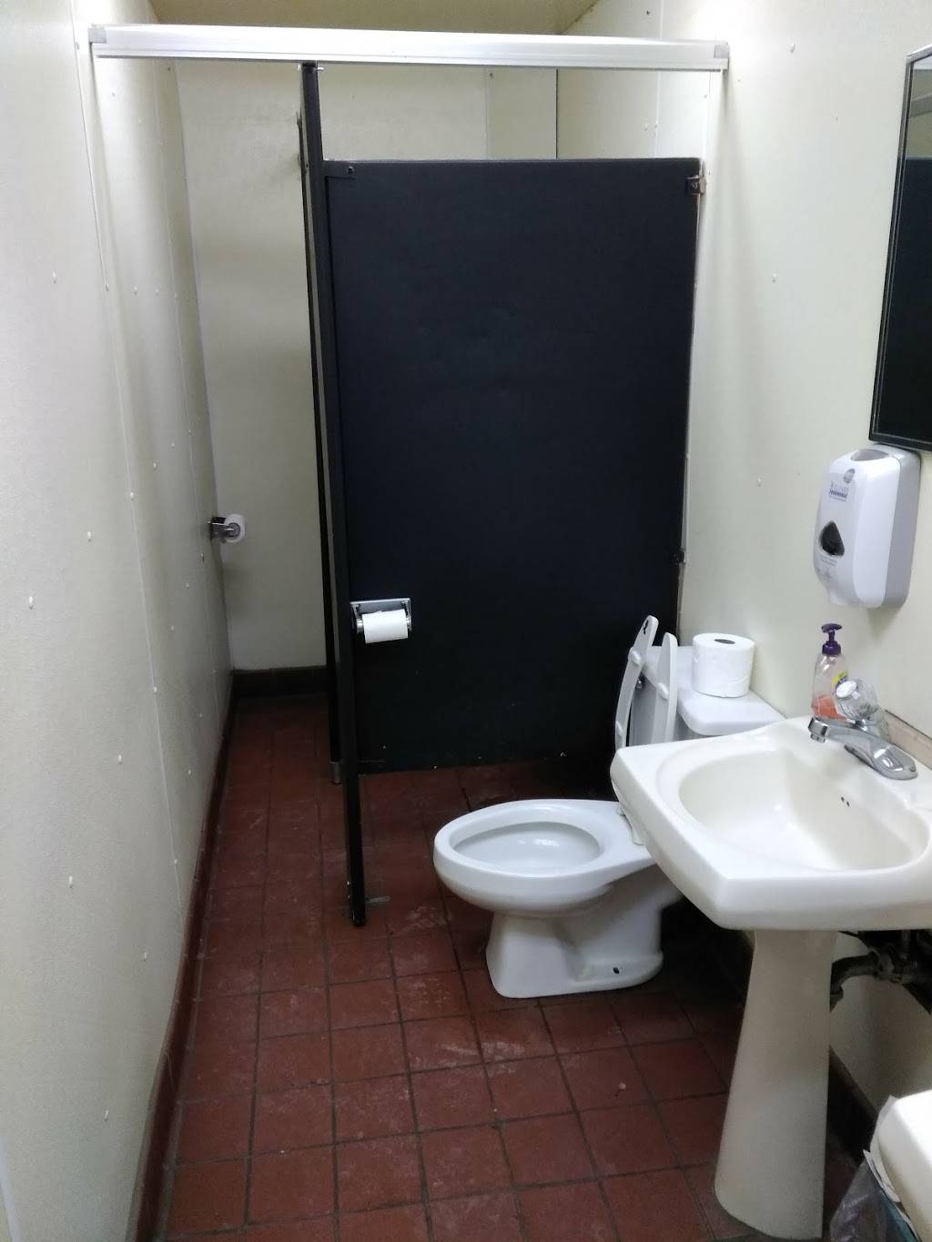 Sit-N-Bull Restaurant & Lounge | restaurant | 209 Front, Hudson, IL 61748, USA | 3097261002 OR +1 309-726-1002