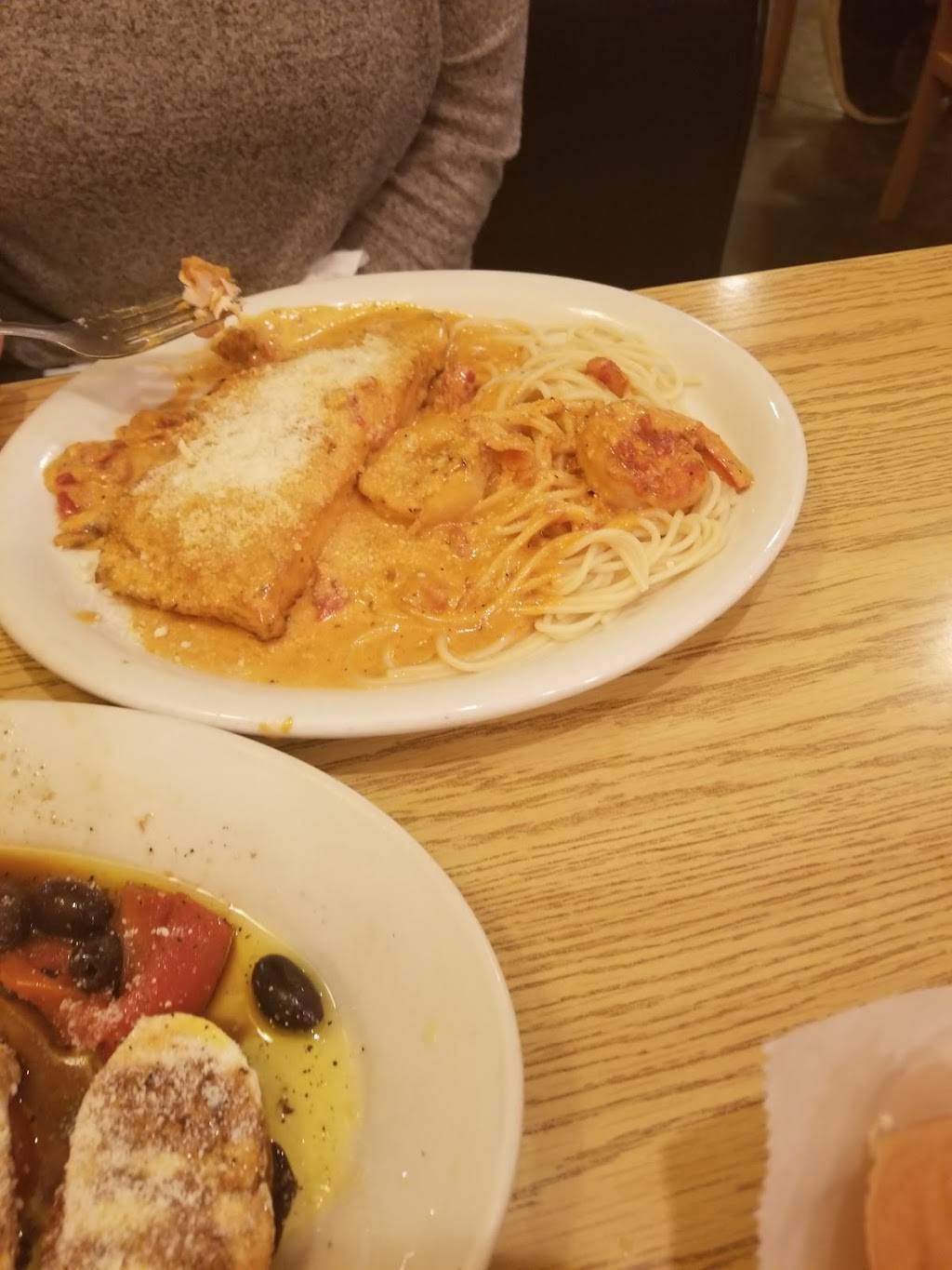 Johnnies Italian Restaurant | restaurant | 102 S Broadway, Tecumseh, OK 74873, USA | 4055982123 OR +1 405-598-2123