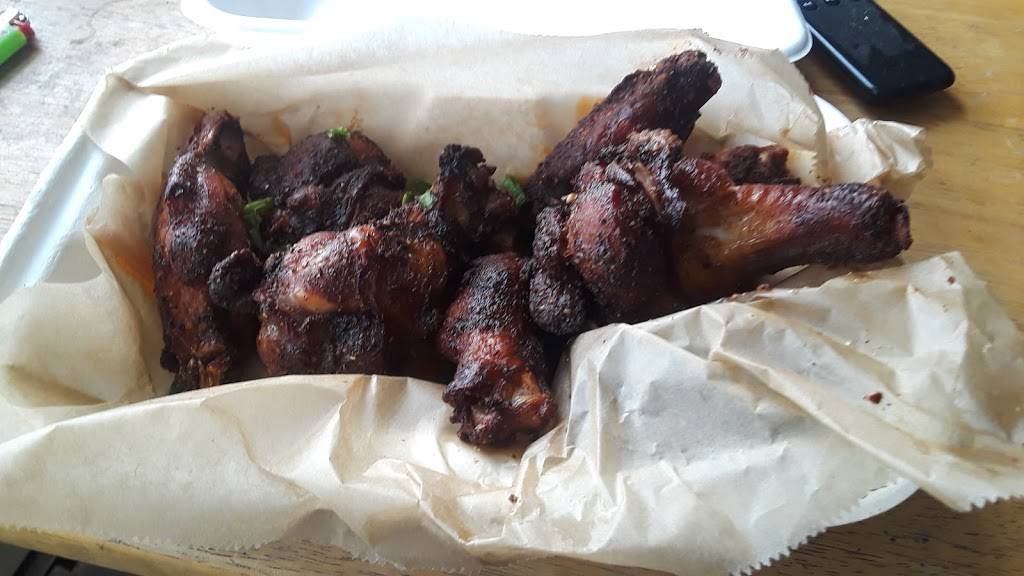 Smoke and Squeal BBQ | restaurant | 881 Main St, Pawtucket, RI 02860, USA | 6175957646 OR +1 617-595-7646