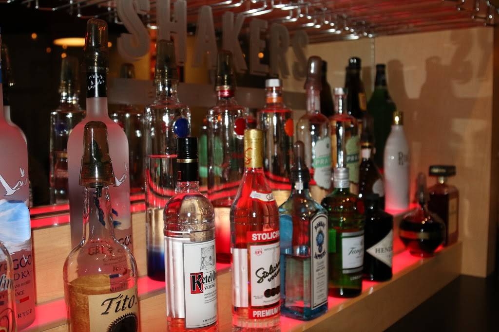 Shakers Bar and Grill | restaurant | 49617 Grand River Ave, Wixom, MI 48393, USA | 2487737927 OR +1 248-773-7927