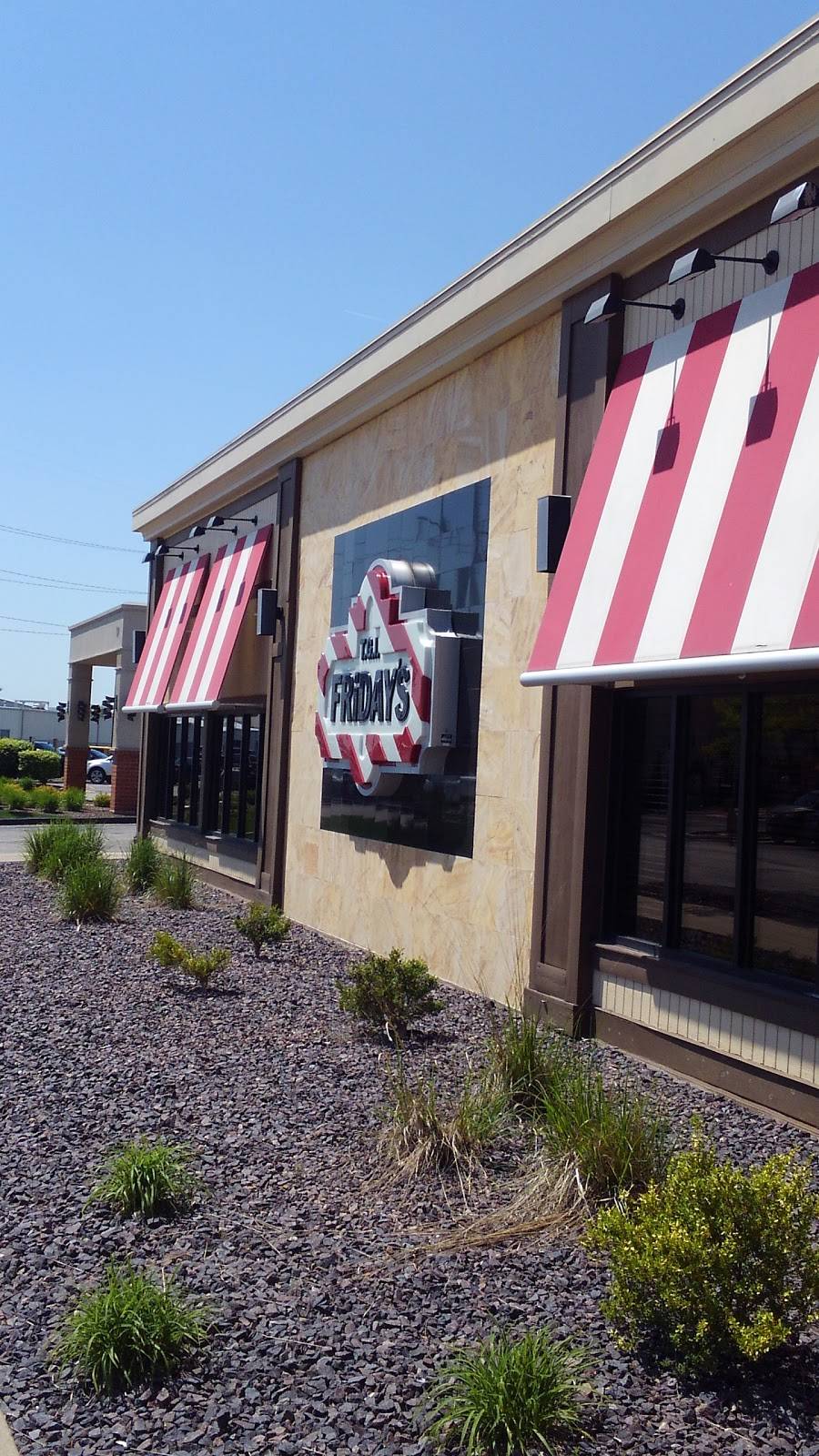 TGI Fridays | restaurant | 9 Brickyard Dr, Bloomington, IL 61701, USA | 3096622231 OR +1 309-662-2231