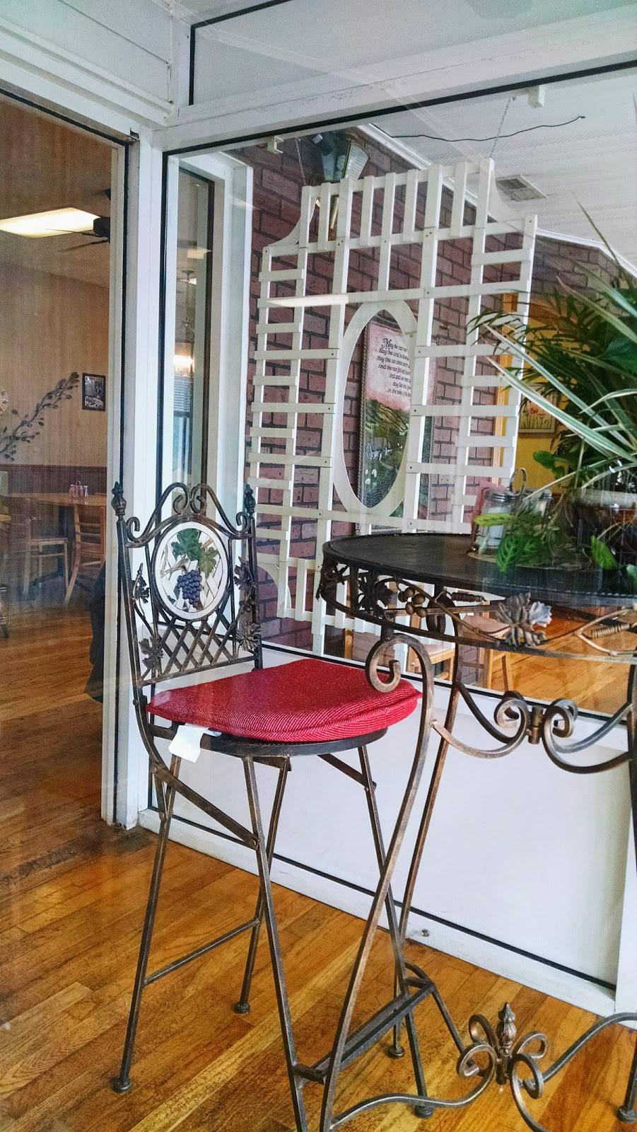 Friends & Family Restaurant | restaurant | 100 Woodland Dr, Pearisburg, VA 24134, USA | 5409214717 OR +1 540-921-4717