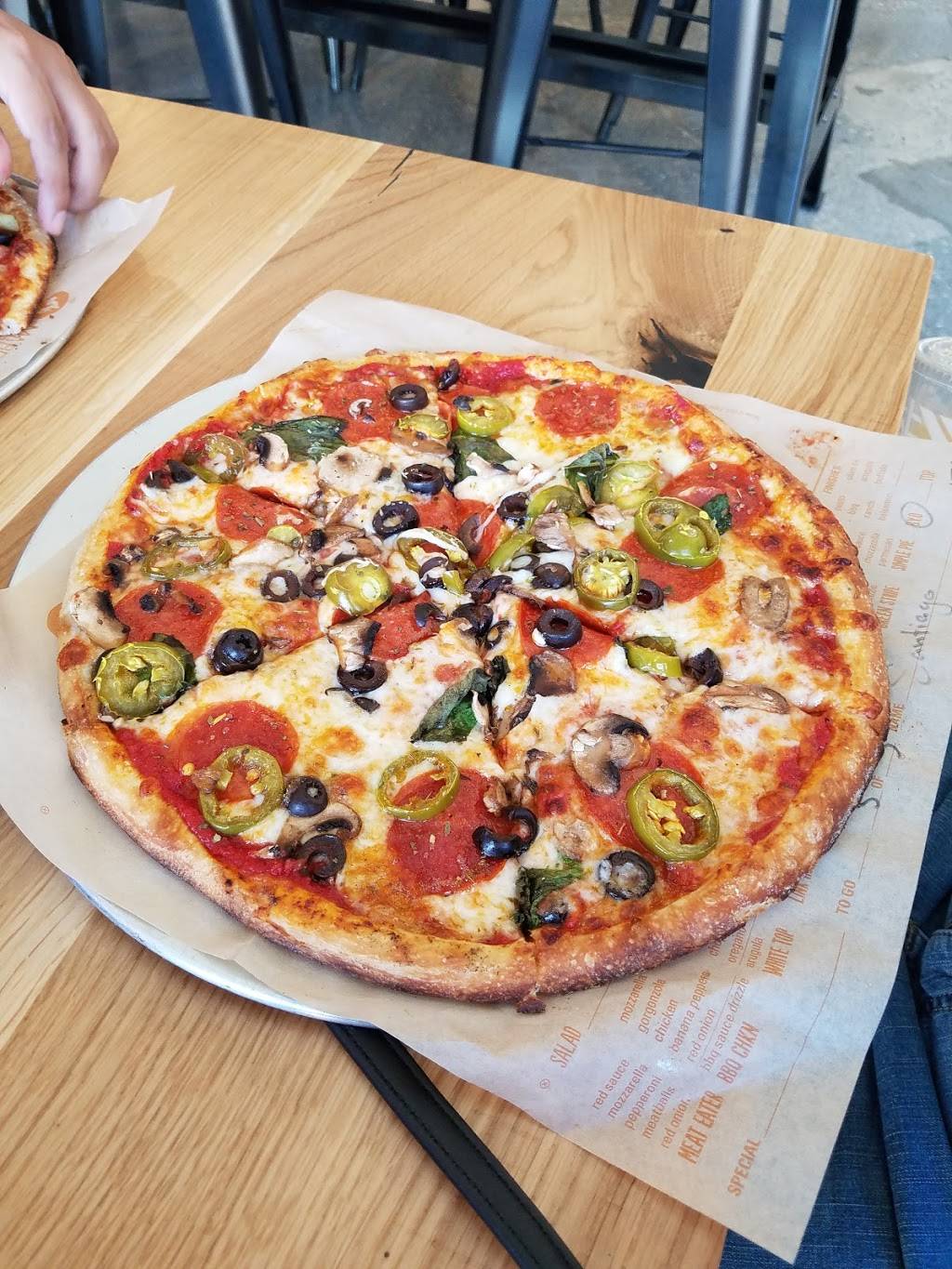 Blaze Pizza | meal takeaway | 1723 N Victory Pl, Burbank, CA 91502, USA | 8183094288 OR +1 818-309-4288