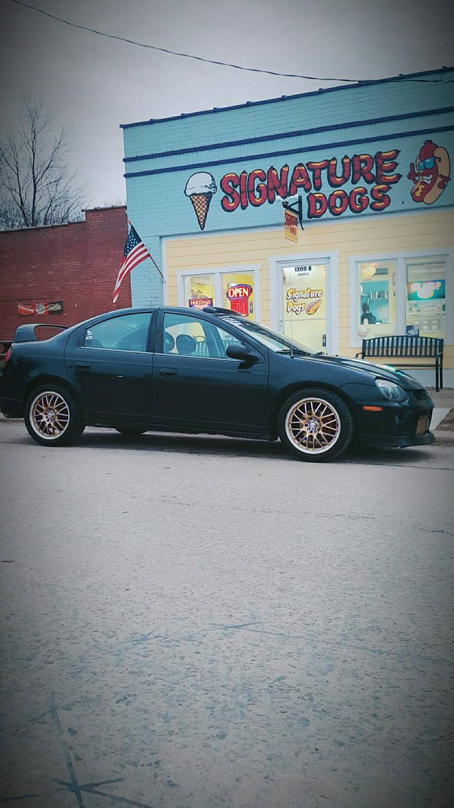 Signature Dogs | restaurant | 1300 Roanoke Ave, Roanoke Rapids, NC 27870, USA | 2525351009 OR +1 252-535-1009