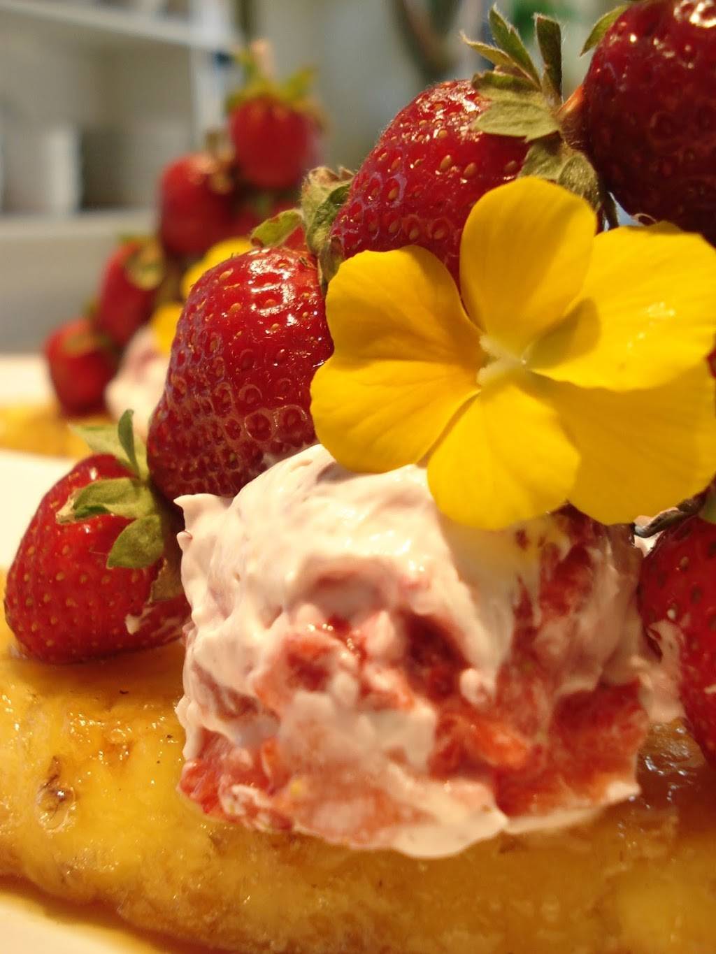 La Maison de ville - bed & bistro | restaurant | 353 Rue Saint-Patrice O, Magog, QC J1X 1W7, Canada | 8198682417 OR +1 819-868-2417