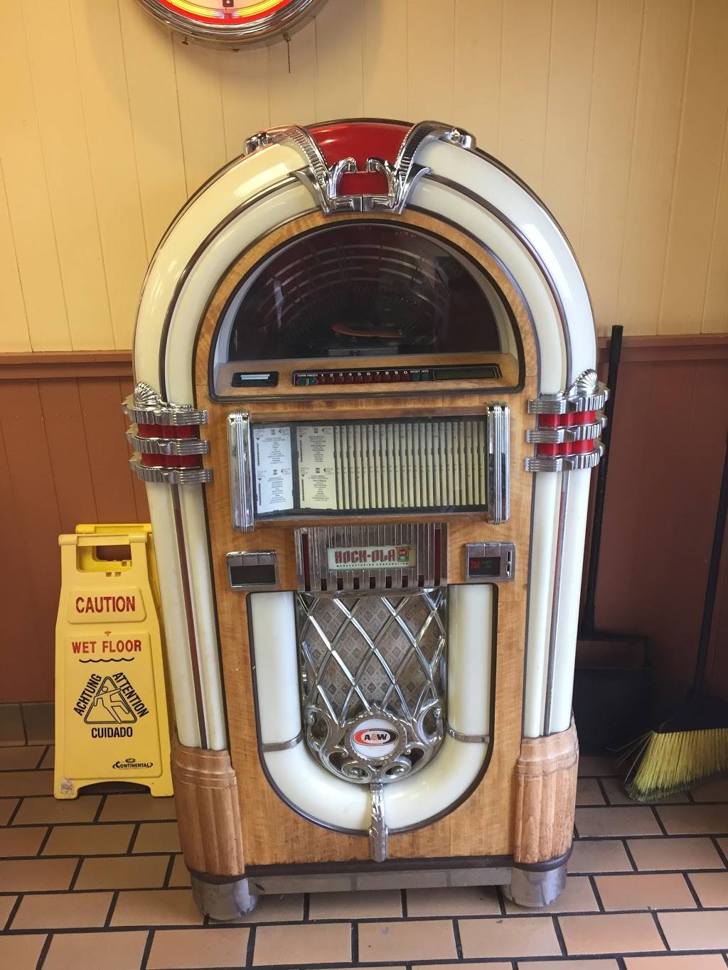 A&W Restaurant | restaurant | 2235 Needmore Rd, Dayton, OH 45414, USA | 9372755940 OR +1 937-275-5940