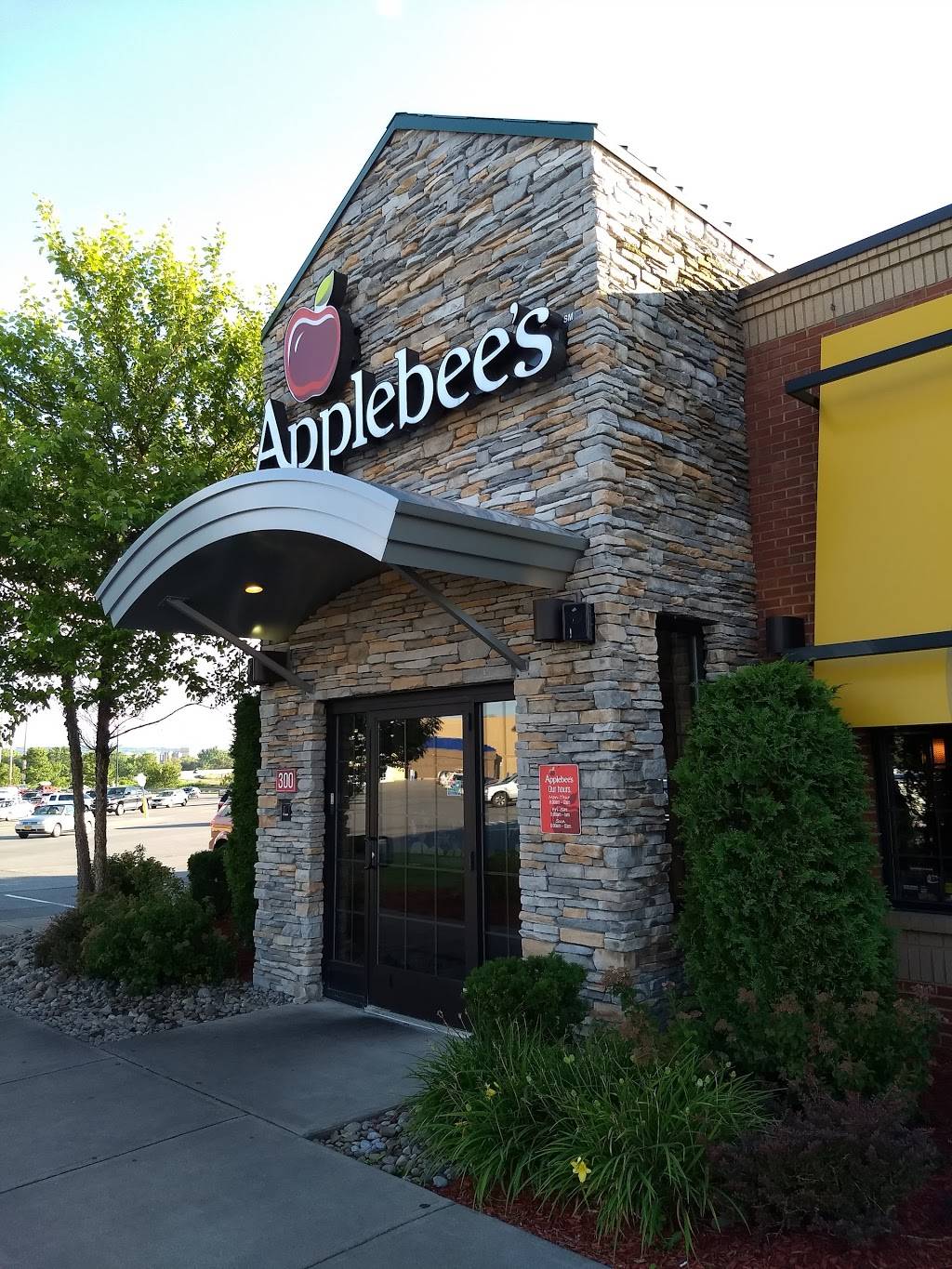 Applebees Grill + Bar | restaurant | 300 Riverside Center, Utica, NY 13502, USA | 3157350421 OR +1 315-735-0421